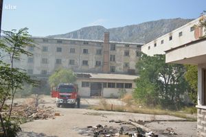 GORI NA TRI LOKACIJE: Bukti požar u fabrici duvana u Mostaru