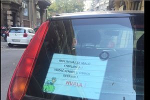 (FOTO) VOZAČI, PRIPAZITE NA OVAJ AUTO: Molim vas za malo strpljenja, vozač senior u osmoj deceniji!