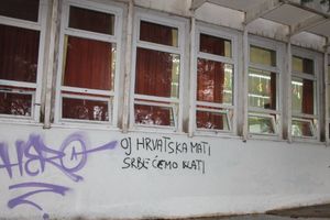 JEZIVE PORUKE IZ HRVATSKE: Grafit "Oj hrvatska mati, Srbe ćemo klati" osvanuo na školi u Šibeniku!