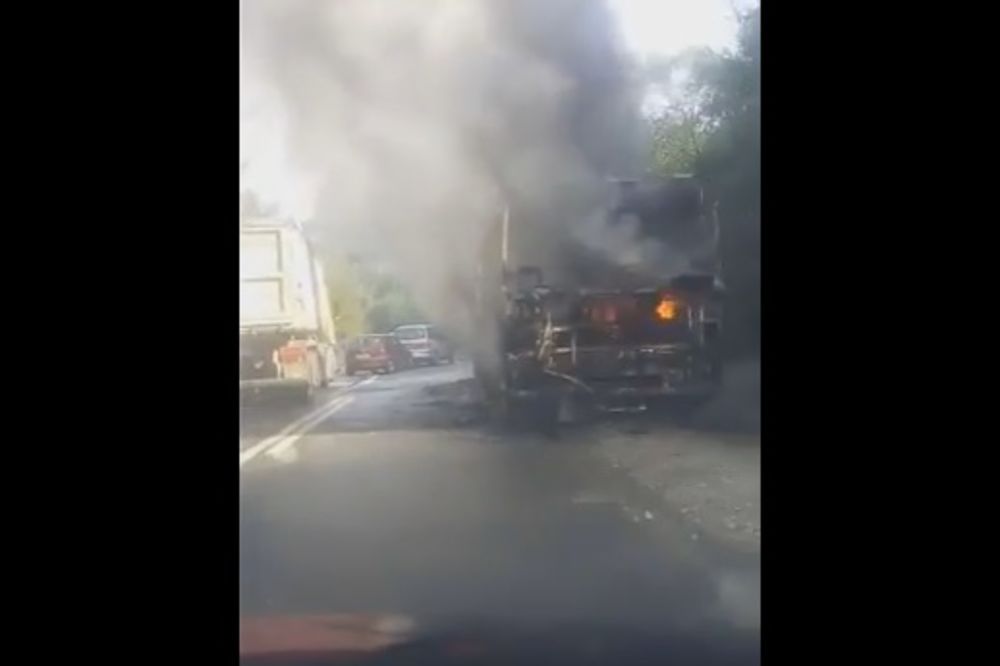 (VIDEO) DRAMA NA PUTU ZVORNIK-TUZLA: Plamen progutao autobus