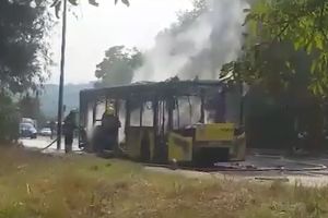 (KURIR TV) POŽAR NA BANJICI: Izgoreo autobus na liniji 42