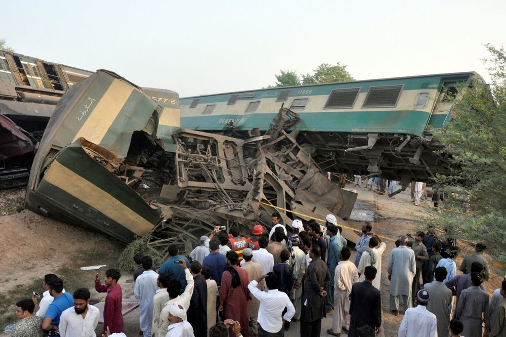 (VIDEO, FOTO) PUTNIČKI VOZ UDARIO U TERETNI: 6 mrtvih, 150 povređenih u nesreći u Pakistanu