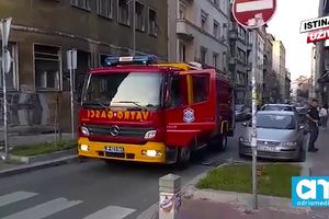 (KURIR TV) VATROGASCI U CENTRU BEOGRADA: Na kratko obustavljen saobraćaj u Vlajkovićevoj
