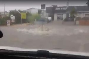 (VIDEO) STRAVIČNO NEVREME U ISTRI: U Poreču kiša poplavila ulice i restorane, najgore tek sledi