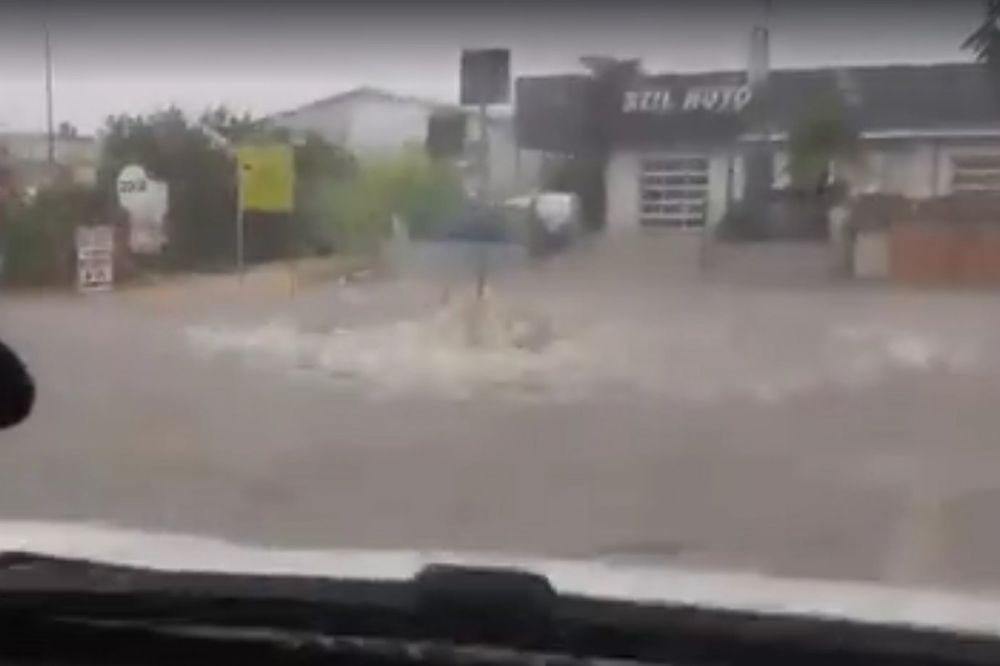 (VIDEO) STRAVIČNO NEVREME U ISTRI: U Poreču kiša poplavila ulice i restorane, najgore tek sledi