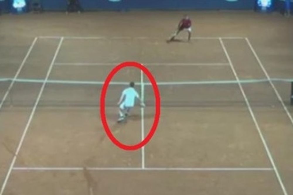 (VIDEO) KAKAV LAŽNJAK: Da li je ovo jedan od najlepših poteza u istoriji tenisa?