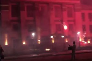 (VIDEO) NAPAD NA RUSKU AMBASADU U KIJEVU Nepoznati vandali bacili pirotehniku i pobegli s lica mesta