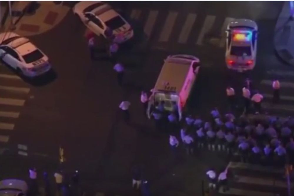 (VIDEO) HOROR U FILADELFIJI: Dvoje ljudi mrtvo, 5 ranjeno u pucnjavi u centru grada