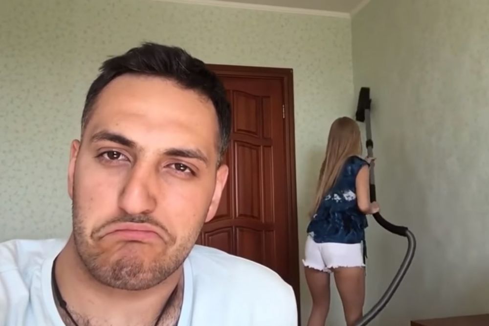 (VIDEO) USISALA PAMET: Snimao je svoju devojku dok je čistila. a onda se šokirao... Presmešno!