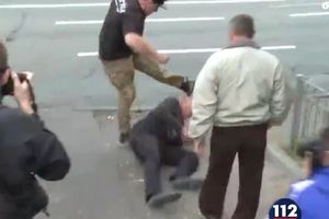(VIDEO) RAT U KIJEVU: Ukrajinci pretukli Rusa pred ambasadom Rusije, policija se tuče s vandalima