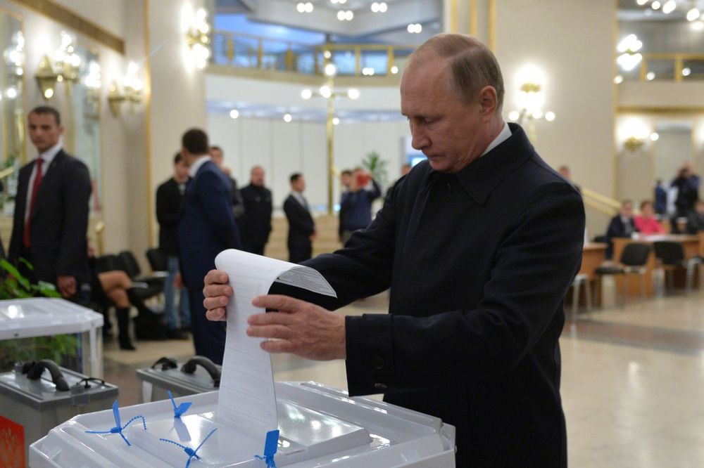(VIDEO) IZBORI ZA DRŽAVNU DUMU: Putin glasao, novinari ostali u čudu kad im je rekao gde posle ide