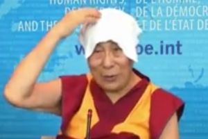 (VIDEO) TOTALNI CAR! Dalaj Lama pokazao i u praksi da lepa reč i gvozdena vrata otvara