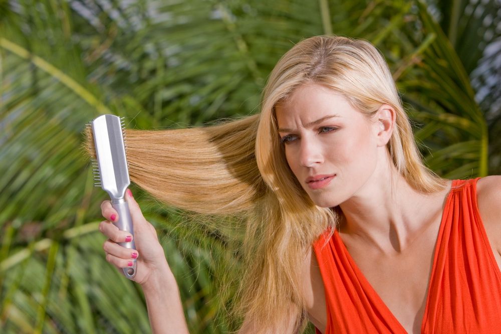 SVAKOG DANA JE UNIŠTAVATE: Ove GREŠKE svaka žena pravi kada češlja kosu!