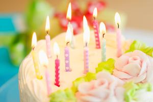 "HOĆEŠ PVC STOLARIJU ZA DIVAN DAN" Rođendanska torta strica Svetozara je apsolutni HIT na mrežama! Jedan detalj je URNEBESAN