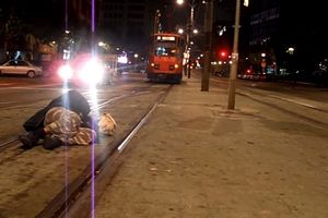 VIDEO RUSVAJ U NEMANJINOJ: Legla na šine, zaustavila tramvaje, pa psovala što joj ne daju da spava?!