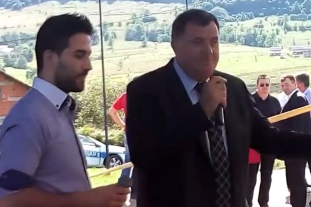 (VIDEO) KO PEVA, ZLO NE MISLI: Milorad Dodik zapevao Pukni zoro na tribini SNSD!