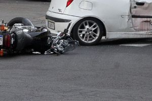 (UZNEMIRUJUĆI FOTO) KRV NA SVE STRANE! BAJKERI, OPREZ: Stravičan prizor posle sudara kamiona i motocikliste ŠOKIRAO SRBIJU!