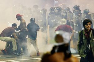(VIDEO) VANREDNO STANJE U ŠARLOTU: Vojska i policija guše proteste zbog policijske brutalnosti