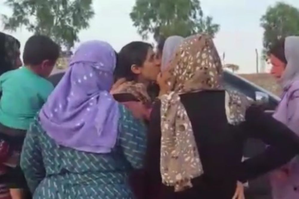 (VIDEO) NIJE IMALA SNAGE NI DA SE RADUJE: Seksualna robinja džihadista spasena sa decom