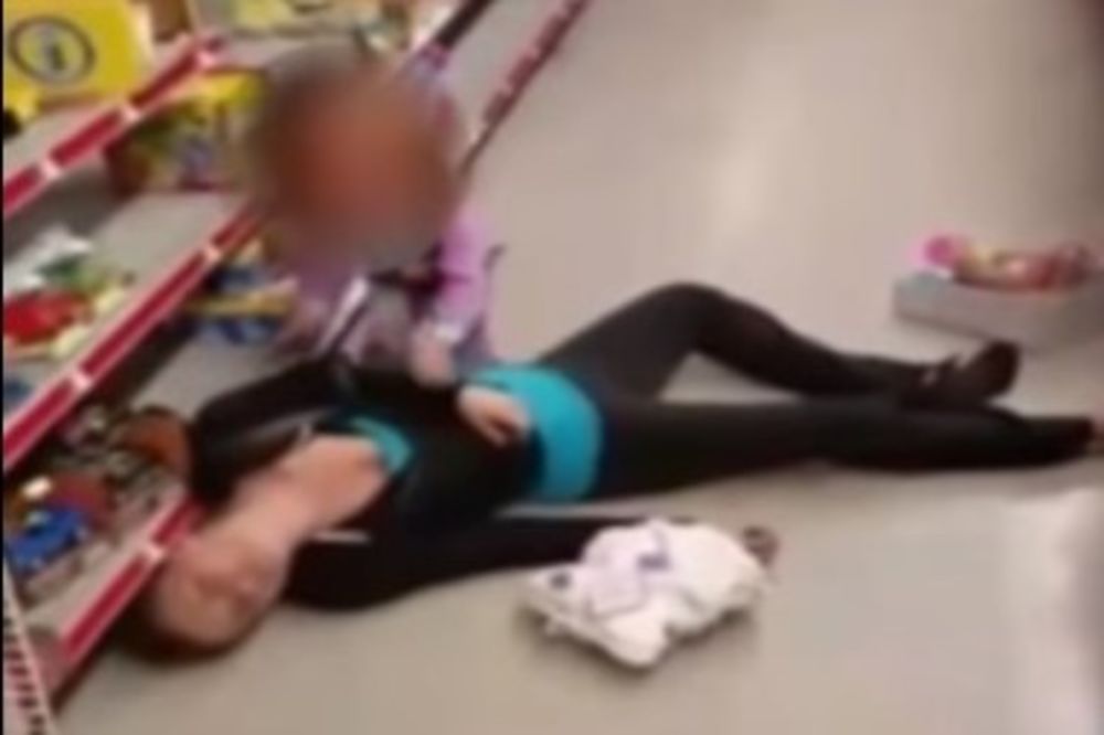 (VIDEO) DA TI SRCE PUKNE: Majka se predozirala u prodavnici, a ćerkica (2) htela da je probudi