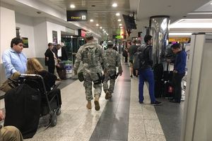 (VIDEO) NOVA UZBUNA U NJUJORKU: Vojska evakuisala aerodrom zbog sumnjivog vozila