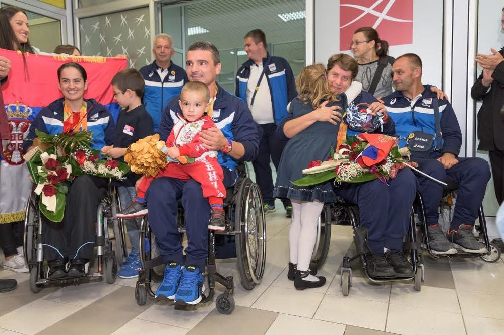 HEROJI KONAČNO U BEOGRADU: Stonoteniseri Srbije doputovali sa Paraolimpijskih igara