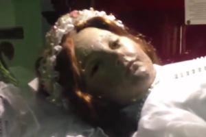 (VIDEO) PREVARA ILI  BOŽJI ZNAK? Devojčica koja je ubijena pre 300 godina otvorila oči