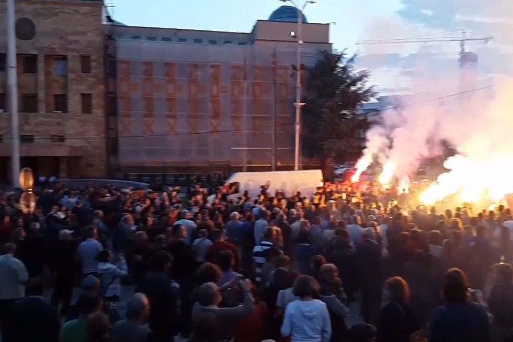 (VIDEO) NE ODUSTAJU: Ponovo protesti u Skoplju, nastavlja se Šarena revolucija