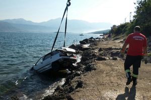 (FOTO) TRAGEDIJA KOD TIVTA: Beograđanka (62) jugom sletela u more, telo našli na 7 metara dubine