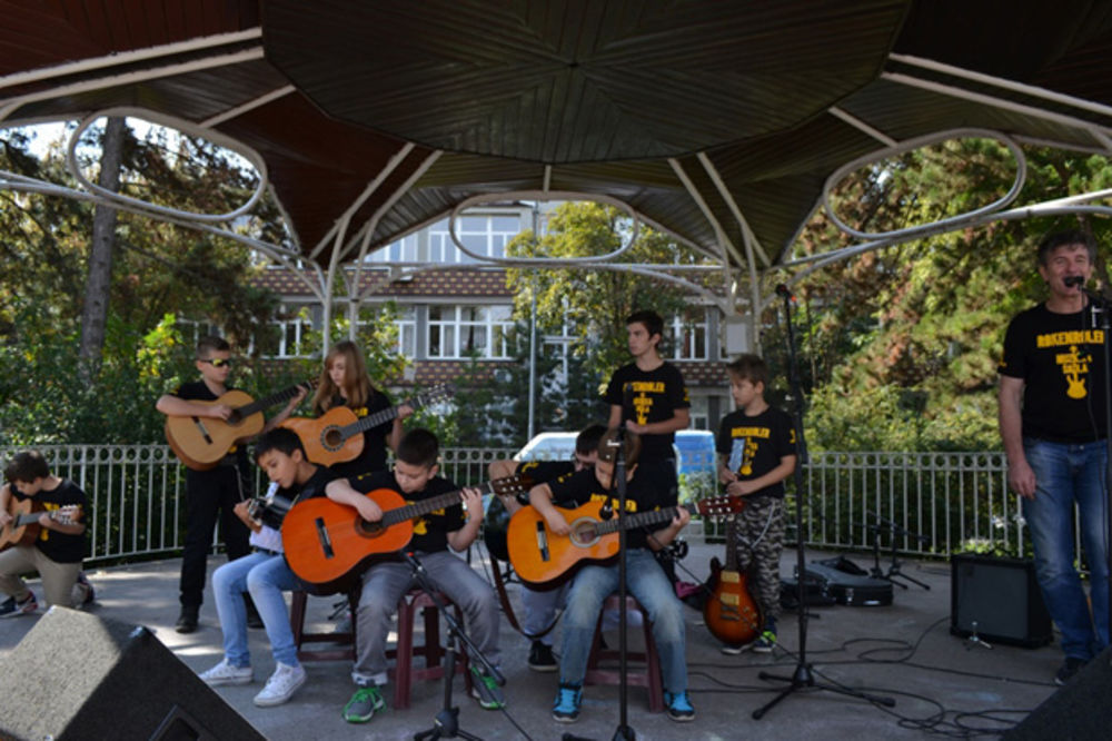 PRVI DANI JESENI: Učenici muzičke škole Rokenroler održali koncert u Zemunu