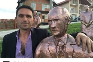 (VIDEO) ZAHVALNOST ZA PODRŠKU NA REFERENDUMU: Stevo Selak pozlatio Putinov kip u Banjaluci!