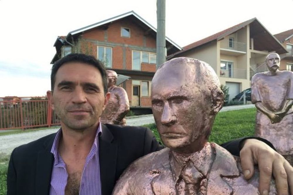 (VIDEO) ZAHVALNOST ZA PODRŠKU NA REFERENDUMU: Stevo Selak pozlatio Putinov kip u Banjaluci!