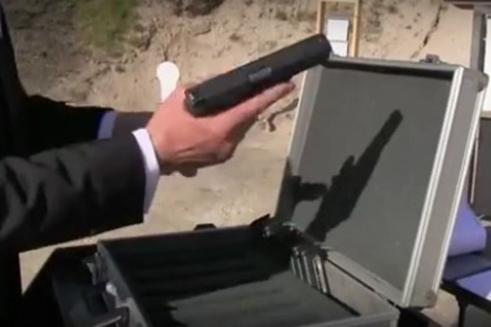 (VIDEO) NE POKUŠAVAJTE OVO! Evo kako Rus svira Betovena pomoću pištolja marke glok!