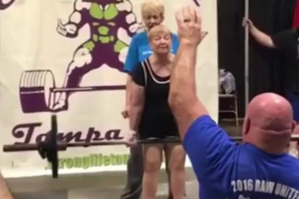 (VIDEO) I BILDERI BI JOJ POZAVIDELI: Ima skoro 100 godina, a diže tegove k'o od šale
