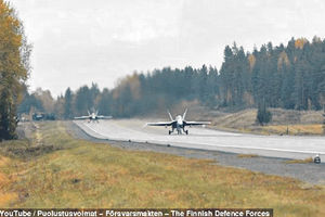 AVIONI F-18 POLETALI S AUTO-PUTA: Vojna vežba u Finskoj!