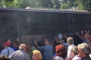 (VIDEO) SUKOB NA ULICAMA ATINE Penzioneri pokušali da prevrnu policijski autobus, pa dobili suzavac!