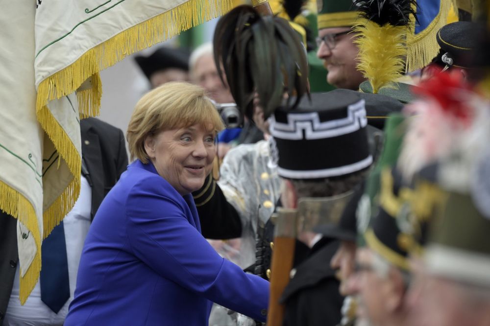 DOČEKALI JE UVREDAMA: Merkelova izviždana na proslavi Dana nemačkog ujedinjenja