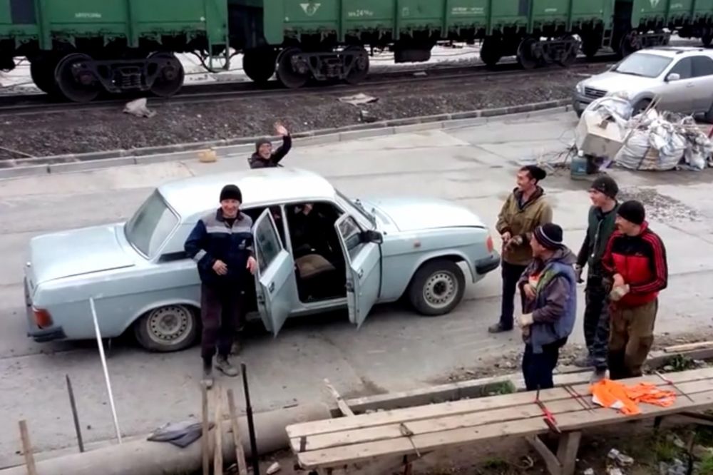 (VIDEO) TO JE MOGUĆE SAMO U RUSIJI! Iz automobila izašlo njih 17... Ludilo!