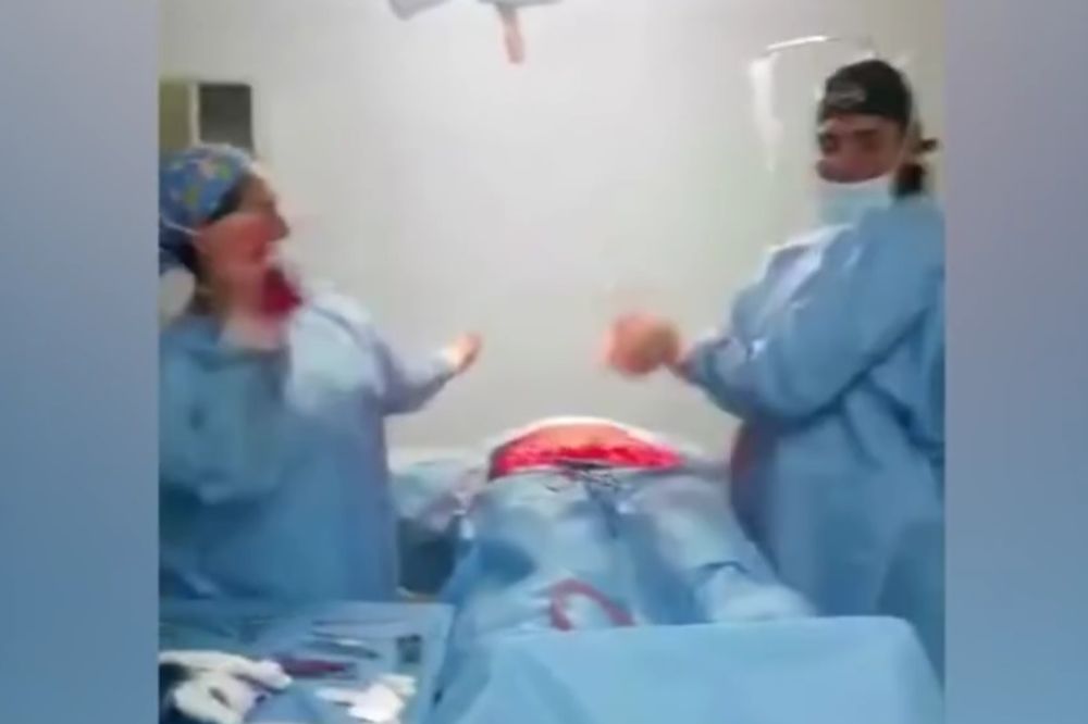 (VIDEO) IGRAJ KAO DA TE NIKO NE GLEDA: Ceo svet je popljuvao ovog hirurga zbog kontroverznog plesa