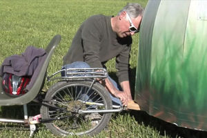 (FOTO, VIDEO) Za 150 dolara proputovao svet: Ovaj čovek je kamp kućicu prikačio na bicikl