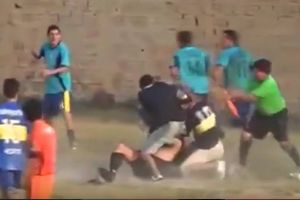 (VIDEO) STRAVA I UŽAS U ARGENTINI: Pogledajte kako su navijači mučki tukli sudiju zbog penala