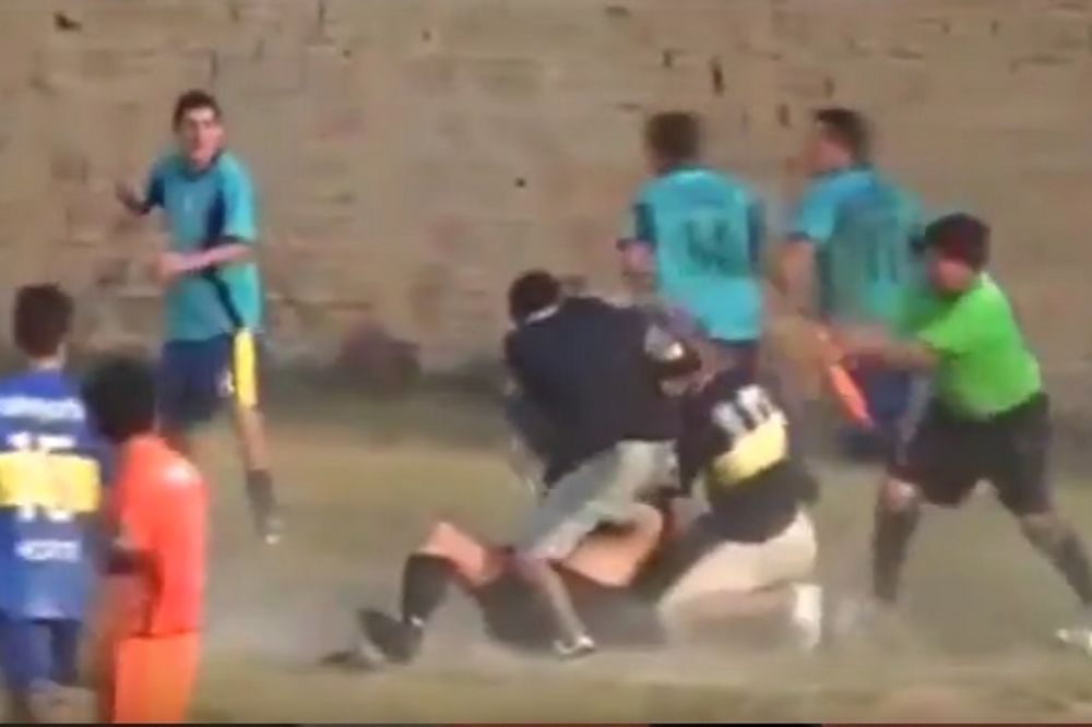 (VIDEO) STRAVA I UŽAS U ARGENTINI: Pogledajte kako su navijači mučki tukli sudiju zbog penala