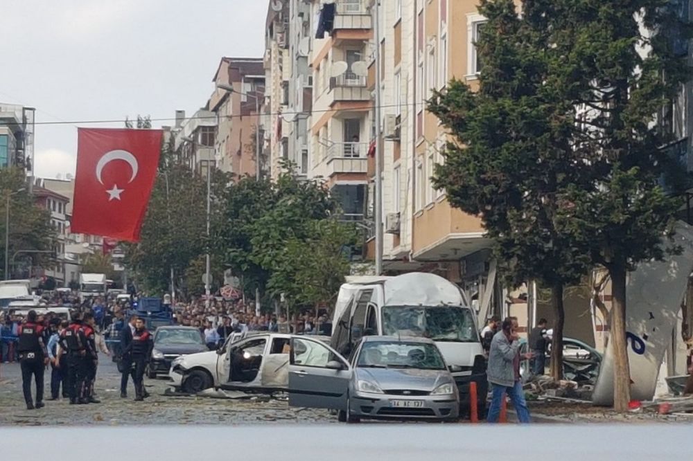 (FOTO,VIDEO) EKSPLOZIJA U ISTANBULU: Motocikl-bombom na policiju Nove Bosne, desetoro povređeno