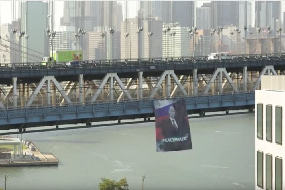 (VIDEO) NJUJORK ZANEMEO: Neko je postavio ogroman Putinov plakat nasred Menhetna!