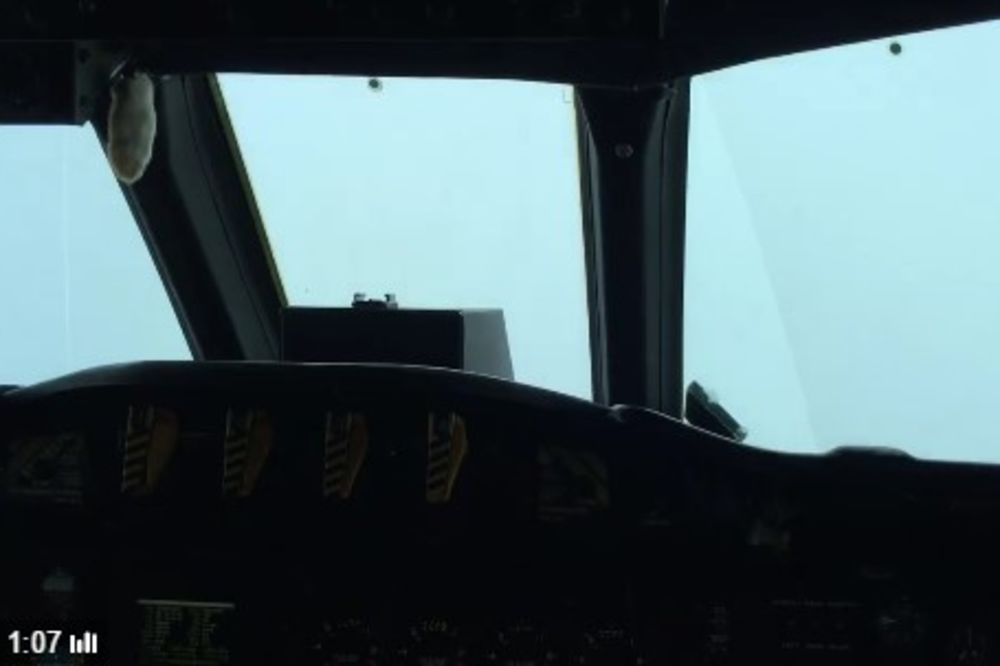 (VIDEO) PRIZOR OD KOG STAJE DAH: Avion se našao u srcu uragana!