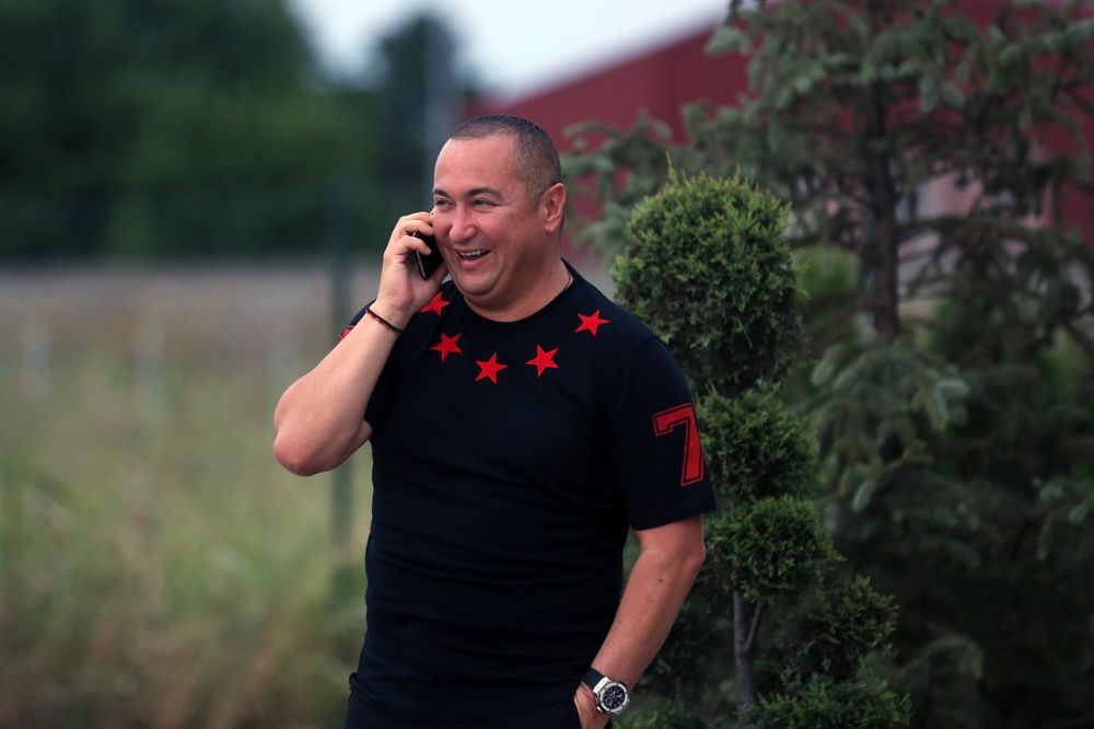 (FOTO) ĐANI SPREMAN ZA SPEKTAKL: Evo za koga će pevač navijati u okršaju Partizana i  PAOK
