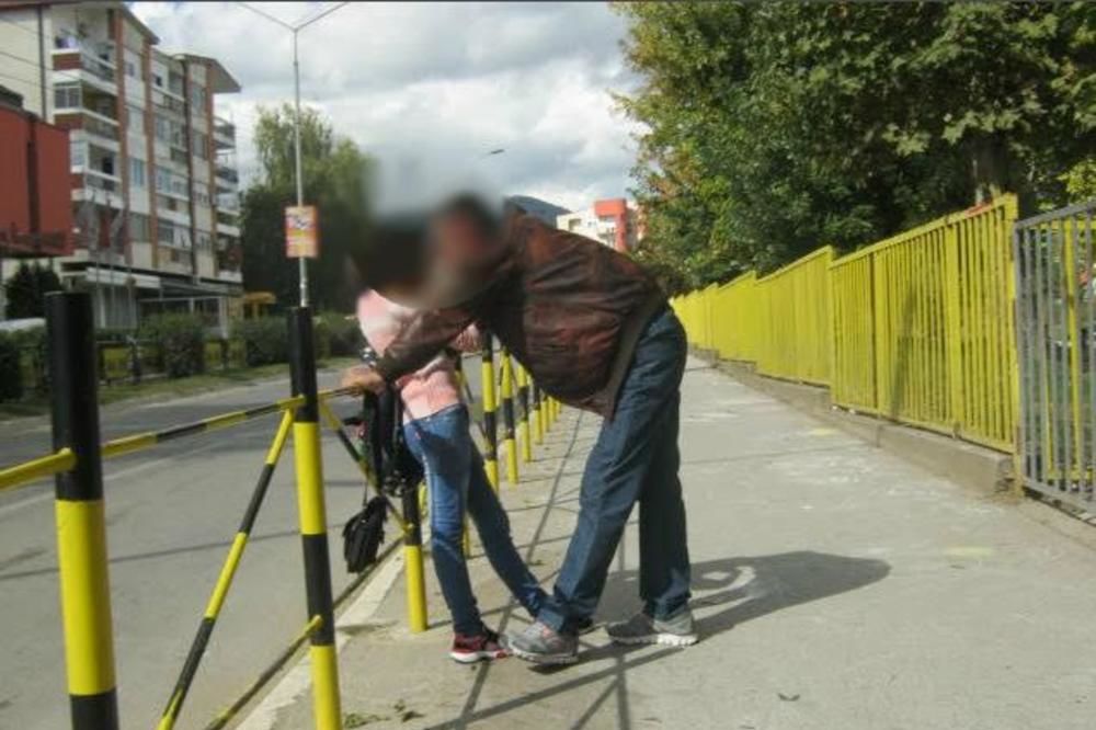 (FOTO) HAPŠENJE PEDOFILA U VRANJU Priveden muškarac (38) koji je ljubio devojčicu (13) ispred škole!