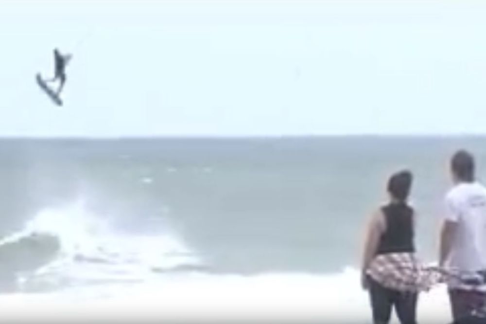 (VIDEO) NEUSTRAŠIVI: Snažan uragan stiže, a oni surfuju!