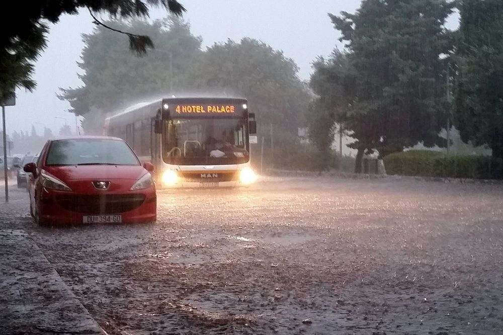 JAKO NEVREME U DUBROVNIKU: Palo 60 litara kiše za nekoliko sati