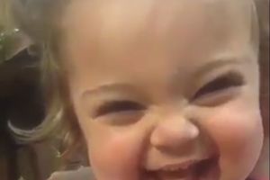 (VIDEO) Samo jedan pogled na njeno lice izmamiće osmeh na vašem